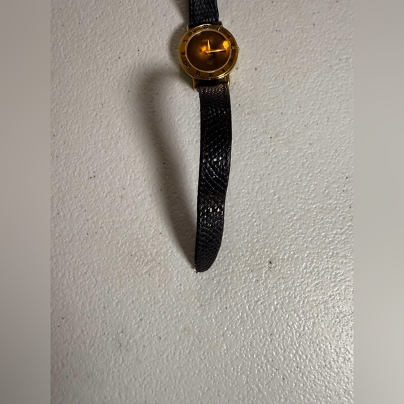 GUCCI 3000 33mm GOLD BLACK DIAL VINTAGE SWISS MADE WATCH QUARTZ F340 - Picture 11 of 12